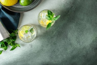 Taze limon limonata gri masada