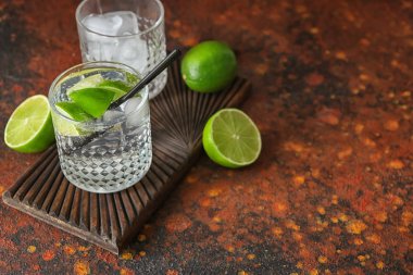 Ahşap tahta bardak taze limon limonata üzerinde renk tablosu ile