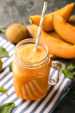 Mason kavanoza lezzetli kavun güler yüzlü masada