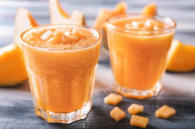 Gözlük lezzetli kavun güler yüzlü ahşap tablo