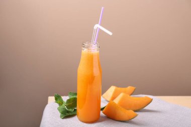 Lezzetli kavun yüzlü masada şişe