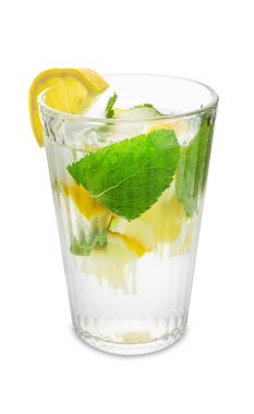Beyaz arka planda bir bardak limonata.