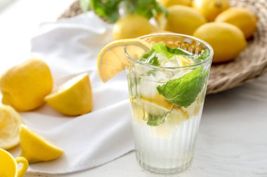 Cam hafif ahşap masa üzerinde taze limonata