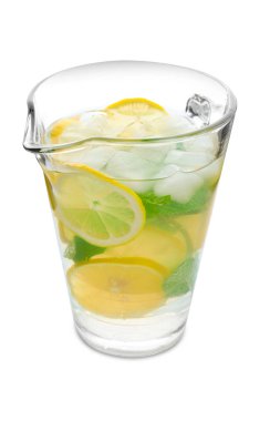 Beyaz arka plan üzerinde taze limonata sürahi