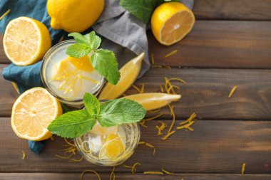 Ahşap masa üzerinde taze limonata