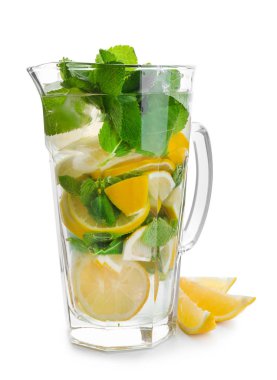 Beyaz arka plan üzerinde taze limonata sürahi
