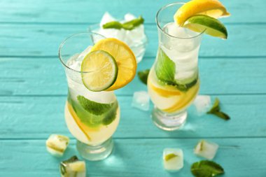 Renk ahşap masa üzerinde taze limonata