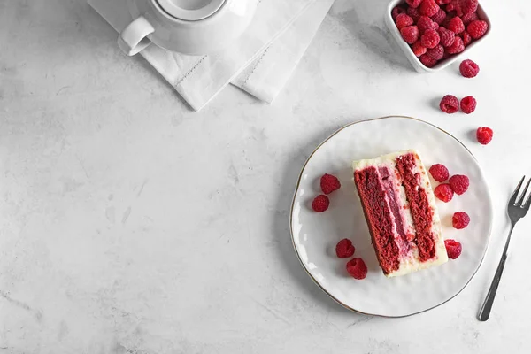 Plate Piece Delicious Raspberry Cake Light Table — Stock Photo, Image