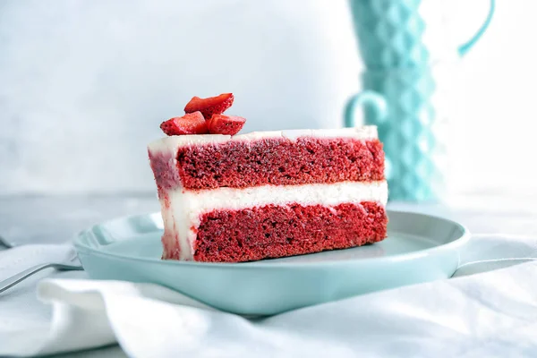 Кусок Вкусного Клубничного Торта Тарелке — стоковое фото