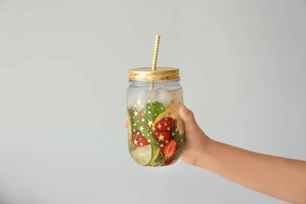 Mujer Sosteniendo Frasco Limonada Fresa Fresca Sobre Fondo Claro —  Fotos de Stock