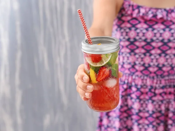 Frau Hält Glas Mit Frischer Erdbeer Limonade Auf Grauem Hintergrund — Stockfoto