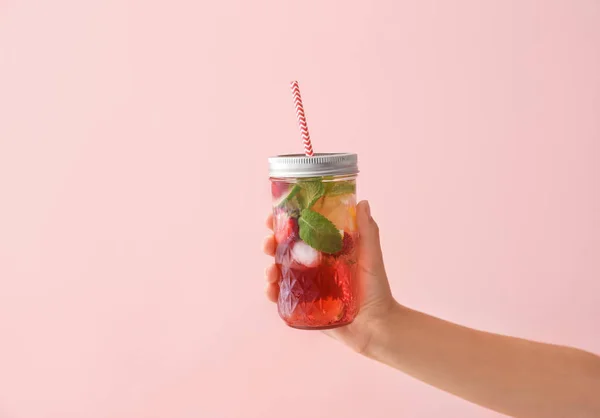 Donna Possesso Vaso Limonata Fragola Fresca Sfondo Colore — Foto Stock