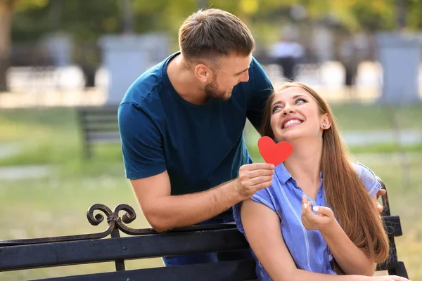 Joven Hombre Dando Papel Rojo Corazón Amada Novia Aire Libre — Foto de Stock