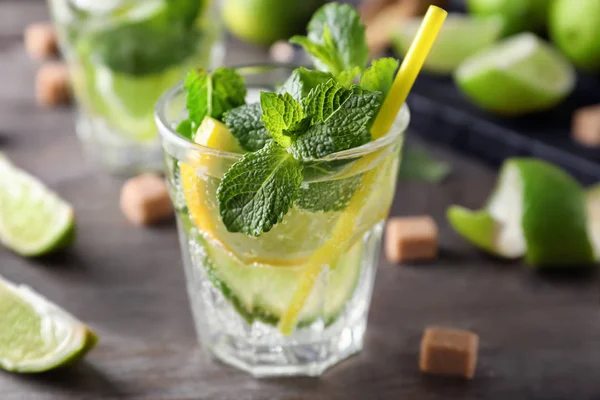 Verre Mojito Frais Sur Table — Photo