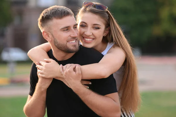 Gelukkig Liefdevolle Paar Buitenshuis — Stockfoto