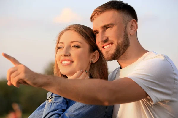 Feliz Pareja Amorosa Aire Libre —  Fotos de Stock