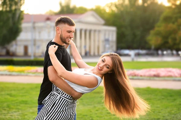 Feliz Joven Pareja Bailando Aire Libre — Foto de Stock