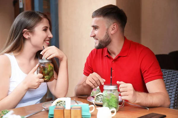 Feliz Pareja Joven Cafetería Aire Libre — Foto de Stock