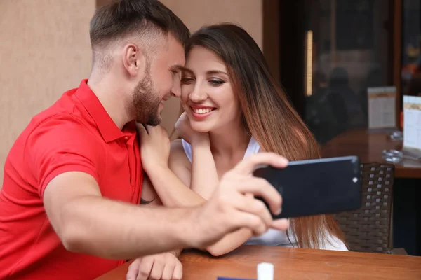 Mutlu Genç Çift Alarak Selfie Kafe Açık Havada — Stok fotoğraf