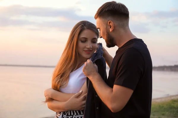 Genç Adam Günbatımında Arkadaşı Nehri Yakınında Gömlek Koyarak — Stok fotoğraf