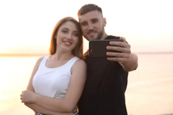 Happy Young Couple Taking Selfie River Sunset — Stock Photo, Image