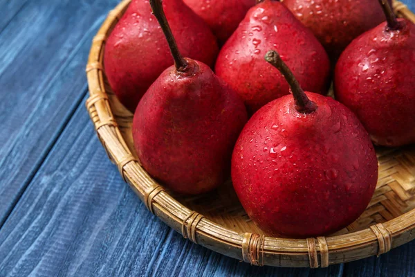 Plato Mimbre Con Sabrosas Peras Sobre Mesa Madera Primer Plano — Foto de Stock