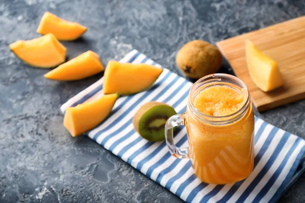 Mason kavanoza lezzetli kavun güler yüzlü masada