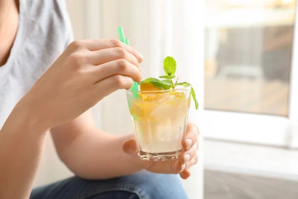 Frau Trinkt Hause Frische Limonade Nahaufnahme — Stockfoto