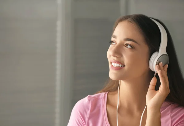 Belle Jeune Femme Qui Écoute Musique Maison — Photo