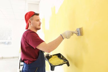 Tek tip kapalı çalışma erkek ressam