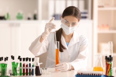 Laboratuvarda çalışan kadın bilim adamı.