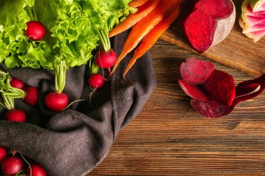 Ahşap masa üzerinde olgunlaşmış taze sebze ile düz yatıyordu kompozisyon