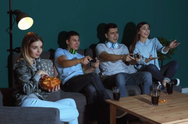 Gençler evde video oyunları oynarken akşamları