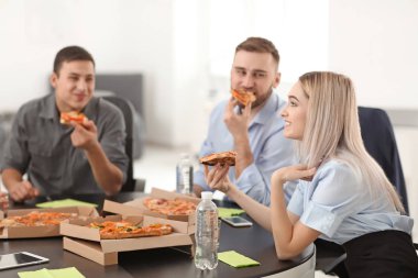 Gençler pizza Office masada yemek