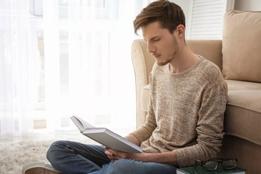 Genç Adam Evde Kitap Okuyor