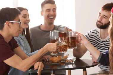 Grup arkadaşıyla tungur bardak birayla çubuk