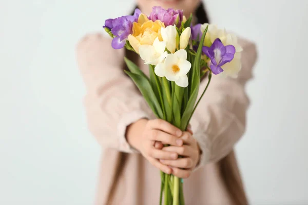 Κοριτσάκι Μπουκέτο Λουλούδια Επάνω Ελαφρύς Υπόβαθρο — Φωτογραφία Αρχείου