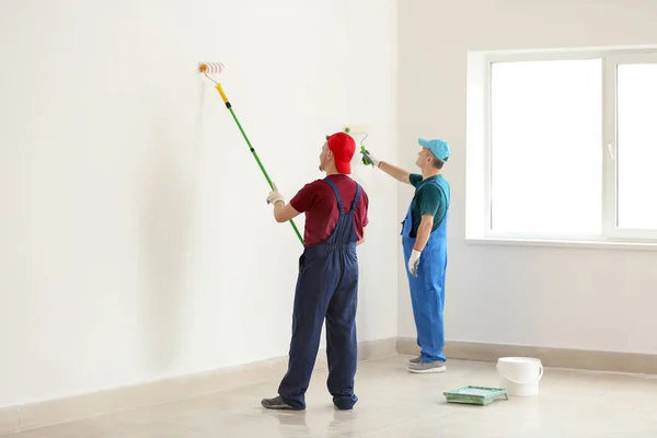 Pintores Masculinos Uniforme Trabalhando Dentro Casa — Fotografia de Stock