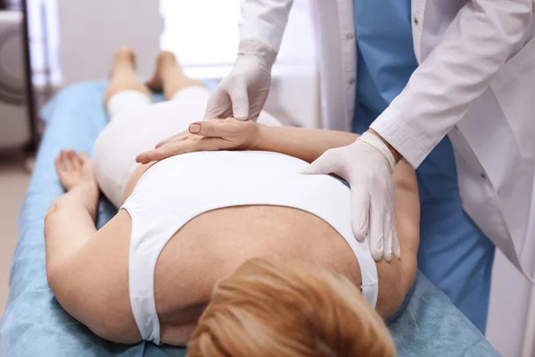 Orthopäde Untersucht Patientin Krankenhaus — Stockfoto