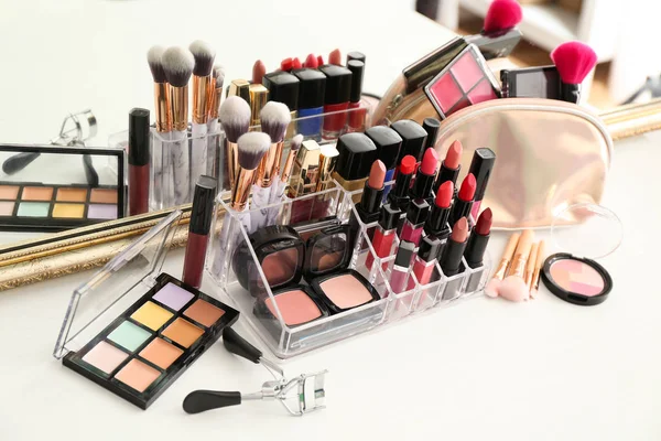 Zestaw Produktów Kosmetycznych Szczotki Stole — Zdjęcie stockowe