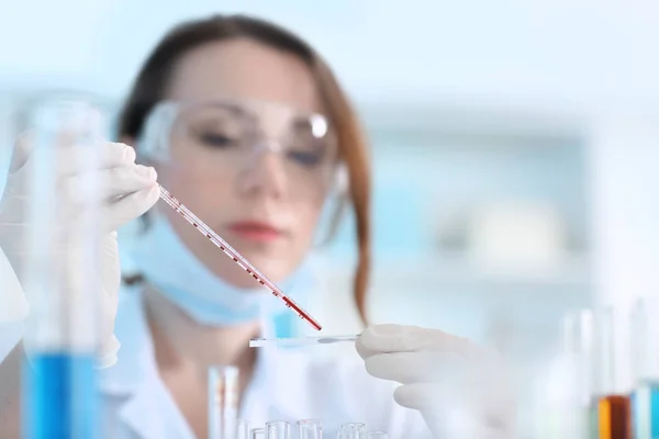 实验室里研究血液样本的科学家 — 图库照片
