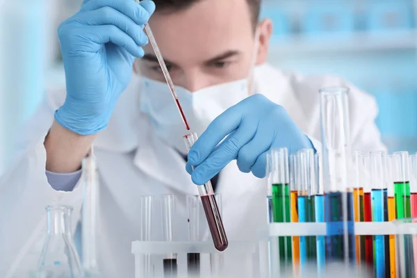 Scienziato Che Lavora Con Campione Sangue Laboratorio — Foto Stock