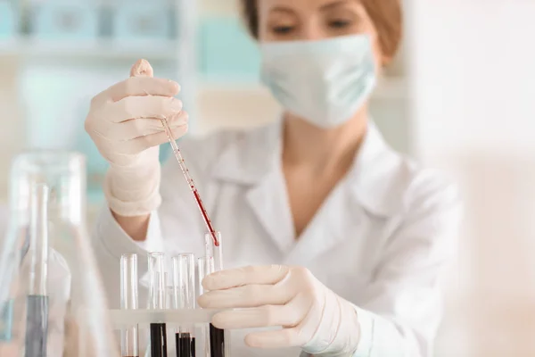 Científico Trabajando Con Muestras Sangre Laboratorio — Foto de Stock