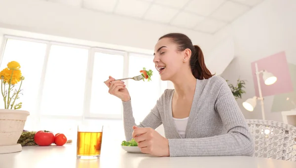 Jonge Vrouw Frisse Salade Eten Thuis Gezonde Voeding Concept — Stockfoto