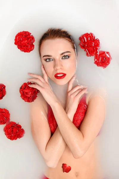 Atractiva Joven Ropa Interior Tomando Baño Con Rosas Rojas —  Fotos de Stock