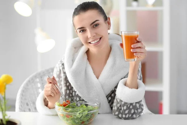 Junge Frau Isst Hause Frischen Salat Gesundes Ernährungskonzept — Stockfoto
