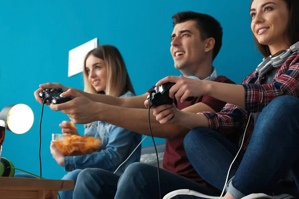 Junge Leute Spielen Hause Videospiele — Stockfoto