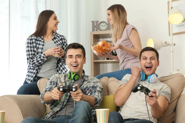 Young People Playing Video Games Home — Stock Photo, Image