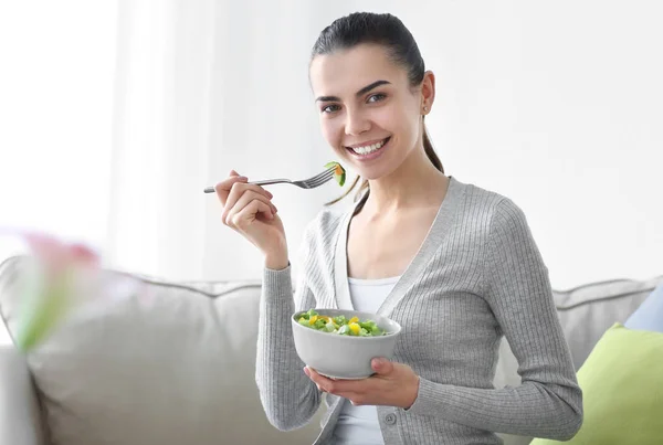 Une Jeune Femme Mange Salade Fraîche Maison Concept Alimentation Saine — Photo