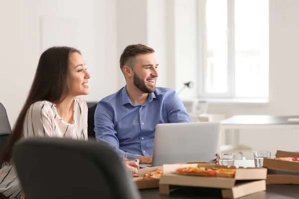 Young People Eating Pizza Table Office — Stock Photo, Image